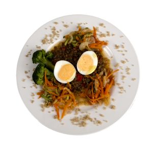 Llenties amb quinoa, verduretes i ou