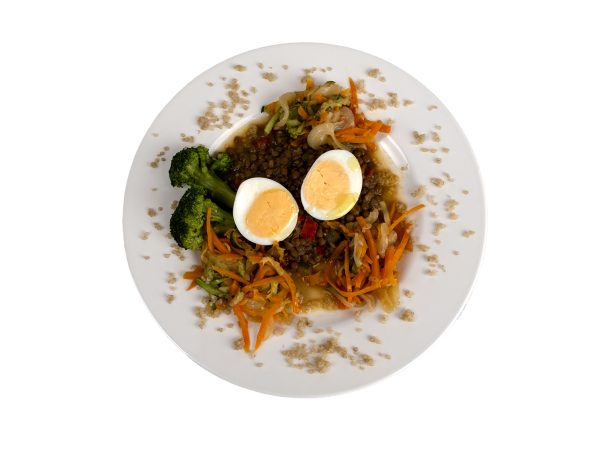 Llenties amb quinoa, verduretes i ou