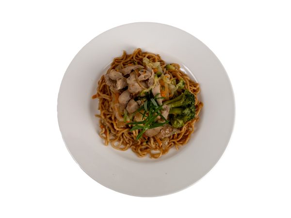 Noodles yakisona amb pollastre a l'estil oriental